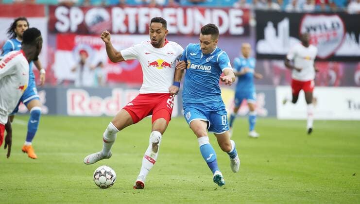 RB Leipzig - Craiova Fussball Euro League Quali Leipzig, 09.08.2018, Red Bull Arena, Fussball, UEFA EURO EM Europameisterschaft Fussball League , Qualifikation, 3.Runde, Hinspiel, RB Leipzig vs. CF Universitatea Craiova , Im Bild von links; Matheus Cunha (20, RB Leipzig) und Alexandru Mateiu (8, Craiova). ,