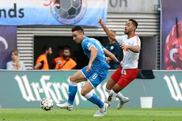 09.08.2018, xtgx, Fussball Europa League 3. Qualirunde, RB Leipzig - CS Universitatea Craiova emspor, v.l. Alexandru Mateiu (Craiova, 8), Mateus Cunha (Leipzig, 20) Zweikampf, Duell, Kampf, tackle Leipzig