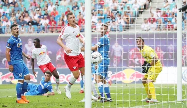 RB Leipzig - Craiova Fussball Euro League Quali Leipzig, 09.08.2018, Red Bull Arena, Fussball, UEFA EURO EM Europameisterschaft Fussball League , Qualifikation, 3.Runde, Hinspiel, RB Leipzig vs. CF Universitatea Craiova , Im Bild; Tor für RB Leipzig. Ibrahima KonatŽ Konate (6, RB Leipzig) erzielt den Treffer zum 1:0 per Kopf. Willi Orban (4, RB Leipzig) jubelt. ,
