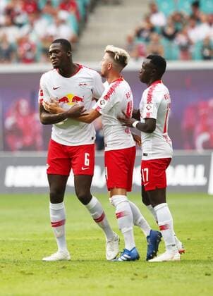 RB Leipzig - Craiova Fussball Euro League Quali Leipzig, 09.08.2018, Red Bull Arena, Fussball, Qualifikation zur UEFA Europa League , RB Leipzig (GER) vs. CS Universitatea Craiova (ROU) , Im Bild v.l.: Torschütze Ibrahima KonatŽ Konate (6, RB Leipzig), Kevin Kampl (44, RB Leipzig) und Bruma (17, RB Leipzig), RBL Torjubel nach dem 1:0. ,