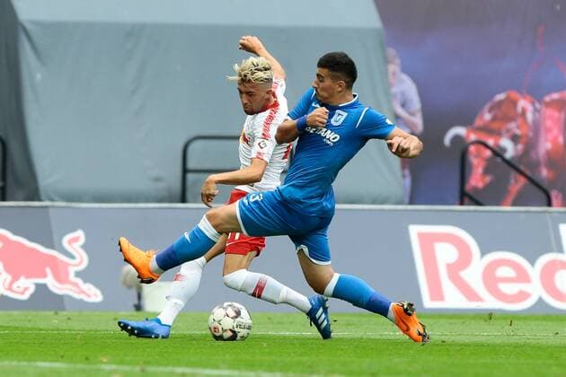 09.08.2018, xtgx, Fussball Europa League 3. Qualirunde, RB Leipzig - CS Universitatea Craiova emspor, v.l. Kevin Kampl (Leipzig, 44), Marius Briceag (Craiova, 3) Zweikampf, Duell, Kampf, tackle Leipzig
