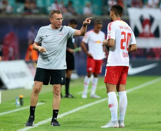 Sport Bilder des Tages 09.08.2018, xtgx, Fussball Europa League 3. Qualirunde, RB Leipzig - CS Universitatea Craiova emspor, v.l. Ralf Rangnick (Leipzig, Trainer), Mateus Cunha (Leipzig, 20) gibt Anweisungen, gestikuliert mit den Armen, gesticulate, gives instructions Leipzig