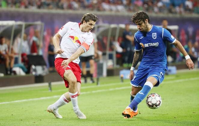 RB Leipzig - Craiova Fussball Euro League Quali Leipzig, 09.08.2018, Red Bull Arena, Fussball, UEFA EURO EM Europameisterschaft Fussball League , Qualifikation, 3.Runde, Hinspiel, RB Leipzig vs. CF Universitatea Craiova , Im Bild von links; Marcel Sabitzer (7, RB Leipzig) und Tiago Ferreira (2, Craiova). ,