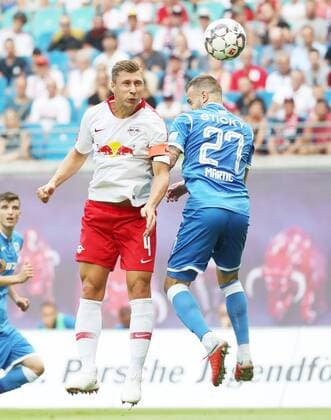 RB Leipzig - Craiova Fussball Euro League Quali Leipzig, 09.08.2018, Red Bull Arena, Fussball, UEFA EURO EM Europameisterschaft Fussball League , Qualifikation, 3.Runde, Hinspiel, RB Leipzig vs. CS Universitatea Craiova , Im Bild von links; Willi Orban (4, RB Leipzig) und Ivan Martic (27, Craiova). ,