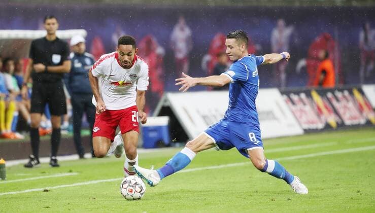 RB Leipzig - Craiova Fussball Euro League Quali Leipzig, 09.08.2018, Red Bull Arena, Fussball, UEFA EURO EM Europameisterschaft Fussball League , Qualifikation, 3.Runde, Hinspiel, RB Leipzig vs. CS Universitatea Craiova , Im Bild von links; Matheus Cunha (20, RB Leipzig) und Alexandru Mateiu (8, Craiova). ,