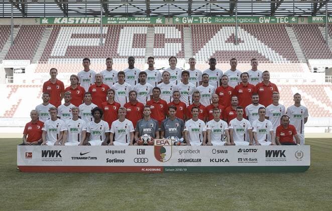 FC Augsburg 1907; 1.BL, Porträttermin 2018 2019, Mannschaftsfoto, hintere Reihe v.li.: Dong-Won Ji, Jeffrey Gouweleeuw, Kevin Danso, Rani Khedira, Michael Gregoritsch, Jan-Ingwer Callsen-Bracker, Sergio Cordova, Julian Schieber, Andre Hahn; dritte Reihe v.li.: Dr. Florian Elser, Dr. Andreas Weigel, Dr. Peter Stiller (Mannschaftsärzte), Raphael Framberger, Jan Moravek, Fredrik Jensen, Ja-Cheol Koo, Marco Richter, Martin Miller, Michael Deiss, Markus Zeyer (Physiotherapeuten); zweite Reihe v.li.: Shawn Parker, Simon Asta, Romario Rösch, Sönke Ermgassen (Reha-Trainer), Michael Wimmer (Co-Trainer), Zdenko Miletic (Torwarttrainer), Tobias Zellner (Co-Trainer), Andreas Bäumler (Reha- und Athletiktrainer), Jonas Scheuermann (Co-Trainer), Manuel Baum (Trainer), Konstantinos Stafylidis, Philipp Max, Daniel Baier; vordere Reihe v.li.: Zdenek Vidrman (Zeugwart), Georg Teigl, Martin Hinteregger, Caiuby Francisco da Silva, Felix Götze, Andreas Luthe (Torwart), Fabian Giefer (Torwart), Christoph Janker, Alfred Finnbogason, Jozo Stanic, Kilian Jakob, Salvatore Belardo (Zeugwart); es fehlt: Jonathan Schmid;