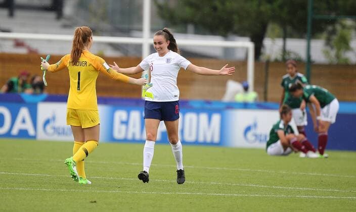 12.08.2018, xcex Frankreich, Saint-Malo, Fussball, Frauenfussball, FIFA U20 WM der Frauen, U-20 Women s World Cup England gegen Mexiko Sandy Maciver und Megan Finnigan (beide England) freuen sich ueber den Sieg, Celebration, Freude, Ejubel, Emotionen