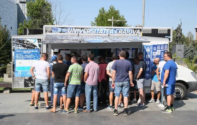 Craiova - RB Leipzig Fussball Euro League Quali Craiova, 16.08.2018, Stadionul Ion Oblemenco, Fussball, UEFA EURO EM Europameisterschaft Fussball League , Qualifikation, 3.Runde, Rückspiel, CS Universitatea Craiova vs. RB Leipzig , Im Bild; Stadtimpressionen, Stadtansicht, Fanshop mit Kartenverkauf. ,