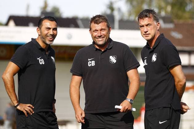 12.08.2018, Wilhelm-Langrehr-Stadion, Garbsen, Ligaspiel, Regionalliga Nord, TSV Havelse vs SV Werder Bremen II, im Bild Sahin Kilic (Co-Trainer, Havelse, Christian Benbennek (Trainer, Havelse) und Oliver Lassoff (Torwart-Trainer, Havelse) TSV Havelse vs SV Werder Bremen II