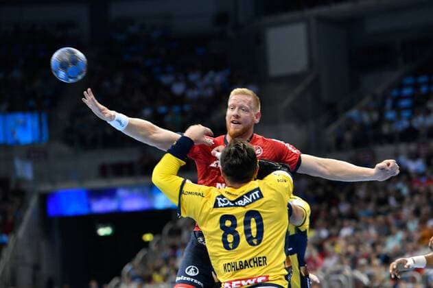 GER, Pixum Cup, 1.DKB, SG Flensburg-Handewitt vs. Rhein-Neckar Loewen 22.08.2018, ISS Dome Duesseldorf, Duesseldorf, GER, Pixum Cup, 1.DKB, SG Flensburg - Handewitt vs. Rhein-Neckar Loewen , im Bild Jim Gottfridsson ( SG Flensburg - Handewitt 24 ) gegen Janine Kohlbacher ( Rhein-Neckar-Löwen 80 ).