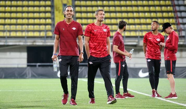 Fußball, EL Quali, Sorja Luhansk - RB Leipzig, vor Spielbeginn Luhansk - RB Leipzig Fussball Euro League Quali Saporoschje Ukraine, 23.08.2018, Slawutytsch-Arena, Fussball, Qualifikation zur UEFA Europa League, Playoff - HIN , FK Sorja Luhansk (UKR) vs. RB Leipzig (GER) , Platzbegehung. Im Bild: Yussuf Poulsen (l.) und Stefan Ilsanker, beide RB Leipzig ,