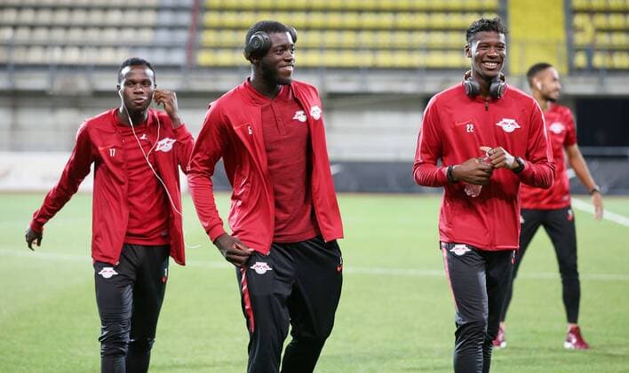 Fußball, EL Quali, Sorja Luhansk - RB Leipzig, vor Spielbeginn Luhansk - RB Leipzig Fussball Euro League Quali Saporoschje Ukraine, 23.08.2018, Slawutytsch-Arena, Fussball, Qualifikation zur UEFA Europa League, Playoff - HIN , FK Sorja Luhansk (UKR) vs. RB Leipzig (GER) , Platzbegehung. Im Bild v.l.: Bruma, Dayot Upamecano und Nordi Mukiele, alle RB Leipzig ,