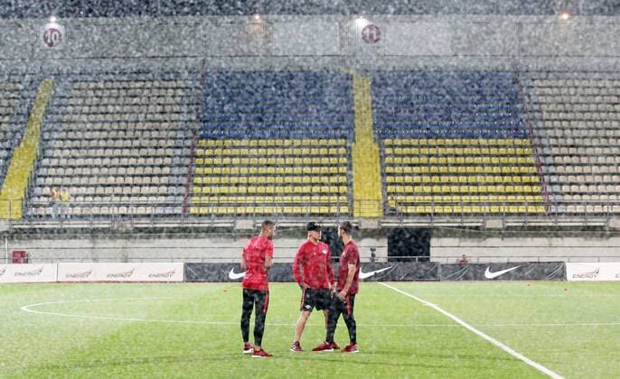 Fußball, EL Quali, Sorja Luhansk - RB Leipzig, vor Spielbeginn Luhansk - RB Leipzig Fussball Euro League Quali Saporoschje Ukraine, 23.08.2018, Slawutytsch-Arena, Fussball, Qualifikation zur UEFA Europa League, Playoff - HIN , FK Sorja Luhansk (UKR) vs. RB Leipzig (GER) , Platzbegehung. Im Bild v.l.: Matheus Cunha, Emil Forsberg und Massimo Bruno, alle RB Leipzig, im Regen der Rasensprenger. , ,