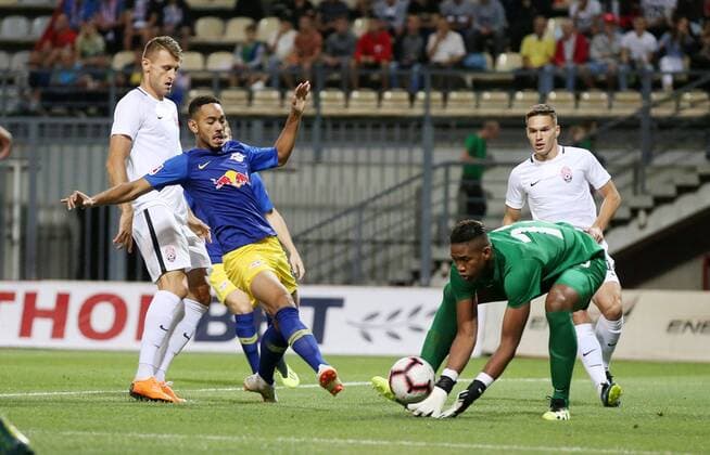 Luhansk - RB Leipzig Fussball Euro League Quali Saporoschje Ukraine, 23.08.2018, Slawutytsch-Arena, Fussball, Qualifikation zur UEFA Europa League, Playoff - HIN , FK Sorja Luhansk (UKR) vs. RB Leipzig (GER) , Im Bild v.l.: Matheus Cunha (20, RB Leipzig) und Torwart Luiz Felipe (73, Luhansk). ,