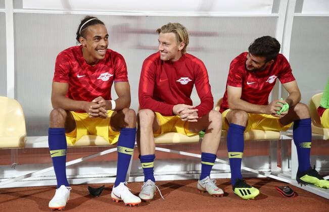 Sport Bilder des Tages Luhansk - RB Leipzig Fussball Euro League Quali Saporoschje Ukraine, 23.08.2018, Slawutytsch-Arena, Fussball, Qualifikation zur UEFA Europa League, Playoff - HIN , FK Sorja Luhansk (UKR) vs. RB Leipzig (GER) , Im Bild v.l.: Yussuf Poulsen, Emil Forsberg und Massimo Bruno, alle Leipzig. Reservebank. ,
