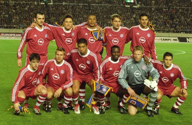 Team des FC Bayern München, hi.v.li.: Willy Sagnol, Niko Kovac, Paulo Sergio, Robert Kovac, Claudio Pizarro; vorn: Owen Hargreaves, Thorsten Fink, Giovane Elber, Samuel Osei Kuffour, Oliver Kahn, Bixente Lizarazu - im Weltpokalfinale in Tokio FC Bayern gegen Boca Juniors fotografiert am 27.11.2001 in Tokio Team des FC Bayern München im Weltpokalfinale in Tokio FC Bayern gegen Boca Juniors fotografiert am 27.11.2001 in Tokio