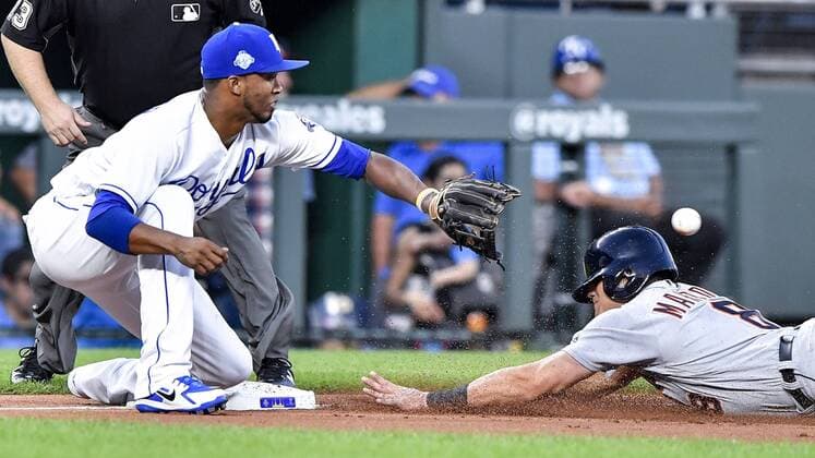August 28, 2018 - Kansas City, MO, USA - The Detroit Tigers Mikie Mahtook advances from first to third on a single by James McCann, before the throw to Kansas City Royals third baseman Alcides Escobar, left, in the third inning at Kauffman Stadium in Kansas City, Mo., on Tuesday, Aug. 28, 2018. Detroit at Kansas City - ZUMAm67_ 20180828_zaf_m67_028 Copyright: xJohnxSleezerx