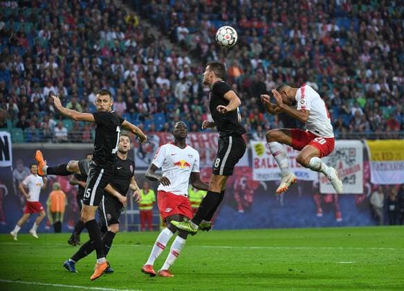 Fussball, Herren, Saison 2018 2019, Europa League-Qualifikation (Play-offs, Rückpiel), RB Leipzig - Sorja Luhansk, v. l. Vitaliy Vernydub (Sorja Luhansk), Ibrahima Konate (RB Leipzig), Igor Kharatin (Sorja Luhansk), Matheus Cunha (RB Leipzig) 30.08. 2018, Copyright: xMatthiasxKochx