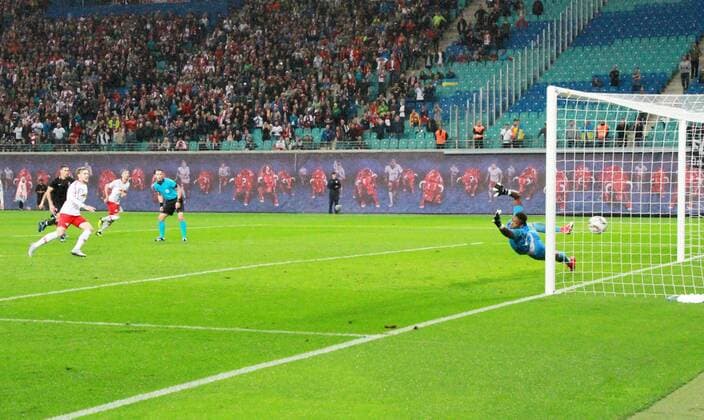 Sport Bilder des Tages RB Leipzig - Luhansk Fussball Euro League Quali Leipzig, 30.08.2018, Red Bull Arena, Fussball, UEFA EURO EM Europameisterschaft Fussball League , Qualifikation, PlayOff Rückspiel, Hinspiel , RB Leipzig vs. FK Sorja Luhansk , Im Bild; Tor für RB Leipzig. Emil Forsberg (10, RB Leipzig) trifft per Handelfmeter zum 3:2. , Für die Verletzung der Persönlichkeitsrechte und des Datenschutzes der abgebildeten Personen übernimmt PICTURE POINT bzw. und der Urheber des Fotos keine Haftung! ,