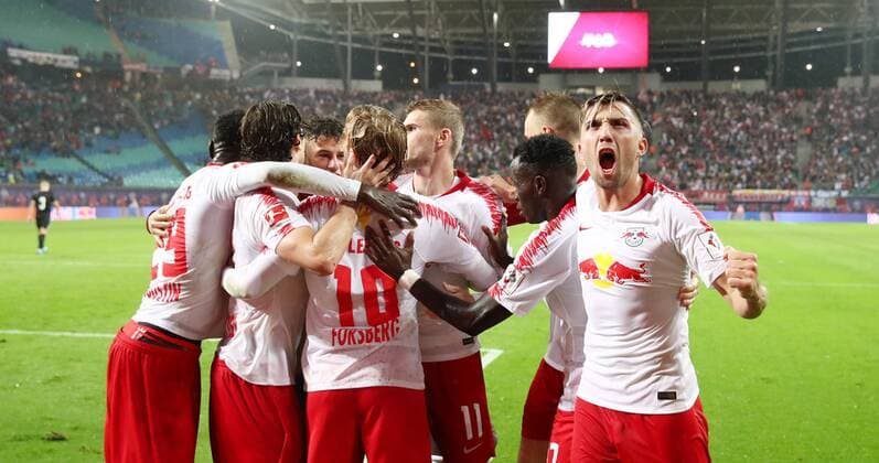 Sport Bilder des Tages RB Leipzig - Luhansk Fussball Euro League Quali Leipzig, 30.08.2018, Red Bull Arena, Fussball, Qualifikation zur UEFA Europa League, Playoff - RUECK , RB Leipzig (GER) vs. FK Sorja Luhansk (UKR) 3:2 (1:1) , Leipziger Torjubel nach dem entscheidenden Tor zum 3:2 durch Emil Forsberg (Nr.10). Im Bild: Mannschaft Jubeltraube und Kevin Kampl (r., 44, RB Leipzig). ,