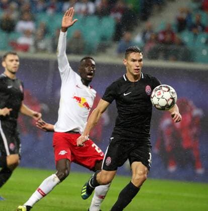 RB Leipzig - Luhansk Fussball Euro League Quali Leipzig, 30.08.2018, Red Bull Arena, Fussball, UEFA EURO EM Europameisterschaft Fussball League , Qualifikation, PlayOff Rückspiel, Hinspiel , RB Leipzig vs. FK Sorja Luhansk 3:2 (1:1) , Im Bild; Kurz vor Schluss spielt Oleksandr Tymchyk (18, Luhansk) den Ball mit der Hand im eigenen Strafraum. Der folgende Elfmeter führte zum Siegtreffer für RBL. , Für die Verletzung der Persönlichkeitsrechte und des Datenschutzes der abgebildeten Personen übernimmt PICTURE POINT bzw. und der Urheber des Fotos keine Haftung! ,