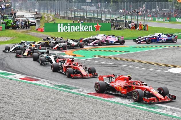 xekx 31.08.- 02.09.2018, FIA Formula 1 Championship, Formula 1, Grosser Preis von Italien 2018, GP Italia, Monza Im Bild: Start zum Rennen, (vorne) Kimi Raikkonen (FIN 7), Scuderia Ferrari, dahinter Sebastian Vettel (GER 5), Scuderia Ferrari und Lewis Hamilton (GBR 44), Mercedes AMG Petronas Motorsport Monza Italien