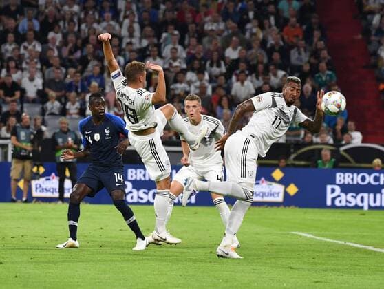 Fussball, Herren, Saison 2018 19, Nations League, Länderspiel in München, Deutschland - Frankreich, v. l. Blaise Matuidi (Frankreich), Joshua Kimmich (Deutschland), Jerome Boateng (Deutschland) behindern sich, hinten Matthias Ginter (Deutschland), 06.09.2018, Copyright: xMatthiasxKochx