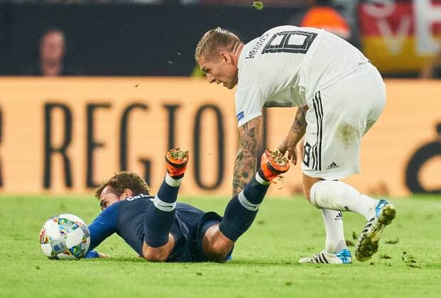 Germany - France, Soccer, Munich, September 06, 2018 Toni KROOS, DFB 8 compete for the ball, tackling, duel, header against Antoine GRIEZMANN, FRA 7 GERMANY - FRANCE Important: DFB regulations prohibit any use of photographs as image sequences and or quasi-video. Football Nations League, Season 2018 2019, September 06, 2018 Munich, Germany. Photographer: Peter Schatz MAGICS