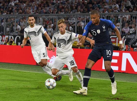 Fussball, Herren, Saison 2018 19, Nations League, Länderspiel in München, Deutschland - Frankreich, v. l. Mats Hummels (Deutschland), Joshua Kimmich (Deutschland), Kylian Mbappe (Frankreich), 06.09.2018, Copyright: xMatthiasxKochx