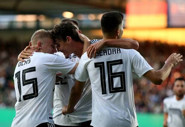 Deutschland, Fürth, Sportpark Ronhof Thomas Sommer, 07.09.2018, Fussball - Laenderspiel - Deutschland U 21 - Mexiko U 21 Bild: Torjubel um den Torschützen zum 1:0, v. lk. Philipp Ochs (Deutschland, 15), Torschütze Janni Serra (Deutschland, 13), Maximilian Eggestein (Deutschland, 22) und Suat Serdar (Deutschland, 6) DFB REGULATIONS PROHIBIT ANY USE OF PHOTOGRAPHS AS IMAGE SEQUENCES AND OR QUASI-VIDEO. Copyright: HMBxMedia xHeikoxBecker