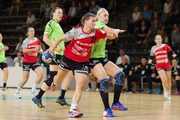 v.l. Julia Bauer 22 - Nuertingen, Vanessa Magg - 77 - Spreefuexxe, 08.09.2018, Handball - Damen 2. Bundesliga, Fuechse vs TG Nuertingen, GER, Berlin, 08.09.2018, Spreefuexxe vs TG Nuertingen, Damen - Handball, 2.BL, Fuxxbau Soemmeringhalle Berlin Copyright: xEIBNER UwexKochx EP_UKH