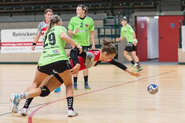 v.l. Paula Foerster - 29 - Spreefuexxe, Lenya Treusch 27 - Nuertingen, 08.09.2018, Handball - Damen 2. Bundesliga, Fuechse vs TG Nuertingen, GER, Berlin, 08.09.2018, Spreefuexxe vs TG Nuertingen, Damen - Handball, 2.BL, Fuxxbau Soemmeringhalle Berlin Copyright: xEIBNER UwexKochx EP_UKH