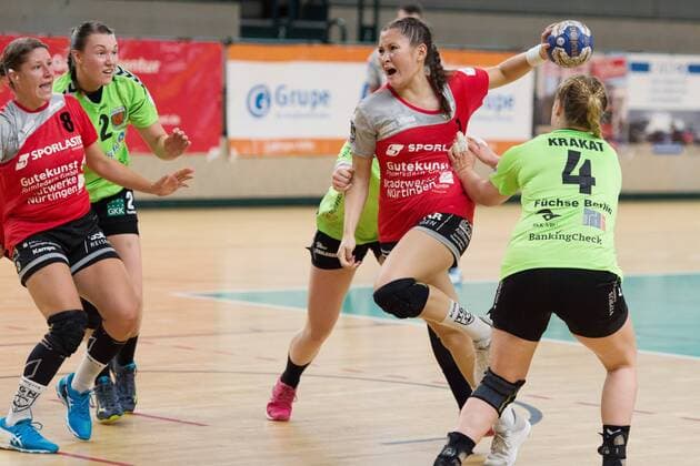 v.l. Delia Cleve 8 - Nuertingen, Simona Kolosove - 2 - Spreefuexxe, 1 Nuertingen , Samira Krakat - 4 - Spreefuexxe, 08.09.2018, Handball - Damen 2. Bundesliga, Fuechse vs TG Nuertingen, GER, Berlin, 08.09.2018, Spreefuexxe vs TG Nuertingen, Damen - Handball, 2.BL, Fuxxbau Soemmeringhalle Berlin Copyright: xEIBNER UwexKochx EP_UKH