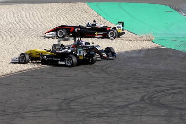 Sacha Fenestraz (FRA) (Carlin - Dallara F317-Volkswagen), Marino Sato (SMR) (Motopark - Dallara F317-Volkswagen) und Juri Vips (EST) (Motopark - Dallara F317-Volkswagen) bei der FIA Formel 3 Europameisterschaft im Rahmen der DTM auf dem Nürburgring. Copyright Thomas Pakusch