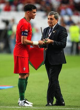 Fußball, Nations League, Portugal - Italien, Pepe 100. Länderspiel Portugal s Pepe is presented with an award to recognise his 100th cap for his national team Nationalteam during the UEFA Nations League - League A - Group 3 match at Estadio da Luz, Lisbon. Picture date 10th September 2018. Picture credit should read: Matt McNulty Sportimage EDITORIAL USE ONLY. No use with unauthorised audio, video, data, fixture lists, club league logos or live services. Online in-match use limited to 120 images, no video emulation. No use in betting, games or single club league player publications.