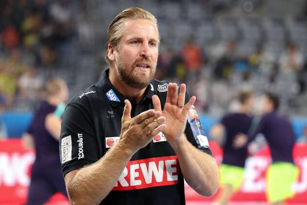 Oliver Roggisch (Sportlicher Leiter, RNL), Einzelbild, Aktion, Action, klatscht in die Hände, Klatschen, Applaus, applaudiert, motiviert das Team, Motivation, Handball, Champions League, Rhein-Neckar Löwen - Barca Lassa,