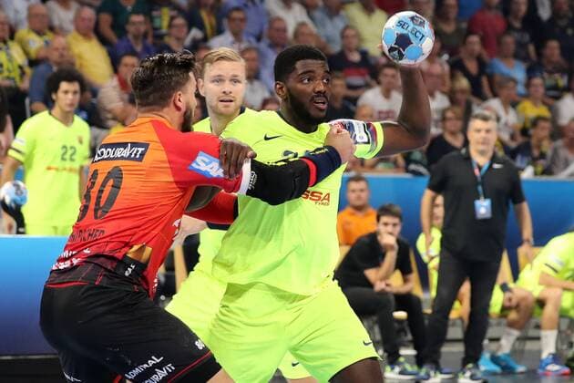 v.li.: Jannik Kohlbacher (RNL, 80), Dika Mem (Barca, 24), Zweikampf, Spielszene, Duell, duel, tackle, tackling, Dynamik, Action, Aktion, Handball, Champions League, Rhein-Neckar Löwen - Barca Lassa,