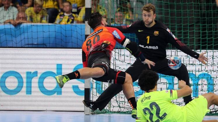 v.li.: Jannik Kohlbacher (RNL, 80) scheitert an Gonzalo Perez de Vargas Moreno (Torwart, Barca, 1), Aktion, Action, Spielszene, Handball, Champions League, Rhein-Neckar Löwen - Barca Lassa,