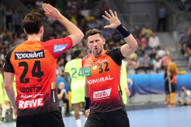 v.li.: Patrick Groetzki (RNL, 24), Alexander Petersson (RNL, 32), jubeln über ein Tor, Jubel, Torjubel, Torerfolg, celebrate the goal, goal, celebration, Jubel ueber das Tor, optimistisch, Action, Aktion, Handball, Champions League, Rhein-Neckar Löwen - Barca Lassa,