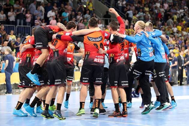 Spieler der Rhein-Neckar-Löwen Jubel nach dem Schlusspfiff, Sieg, Sieger, Gewinner, jubelt, jubeln, Freude, optimistisch, Action, Aktion, Handball, Champions League, Rhein-Neckar Löwen - Barca Lassa,