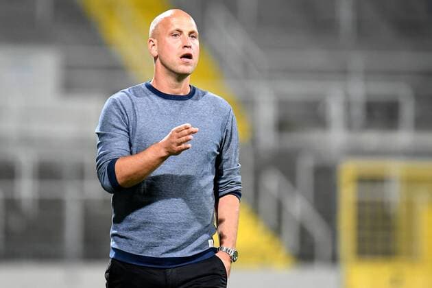 Trainer Timo Rost (Bayreuth) gibt Anweisungen, gestikuliert, mit den Armen gestikulieren, gives instructions, gesticulate Einzelbild, Aktion, Action, Fussball, Regionalliga Bayern, FC Bayern München II- SpVgg Ofr. Bayreuth,