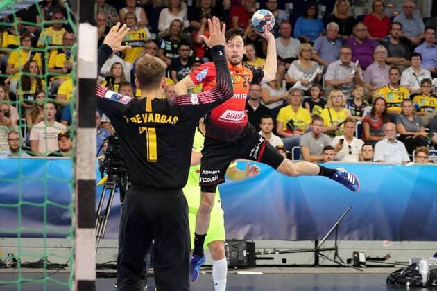 v.li.: Gonzalo Perez de Vargas Moreno (Torwart, Barca, 1), Patrick Groetzki (RNL, 24), Aktion, Action, Spielszene, Sprungwurf, beim Sprungwurf, Handball, Champions League, Rhein-Neckar Löwen - Barca Lassa,