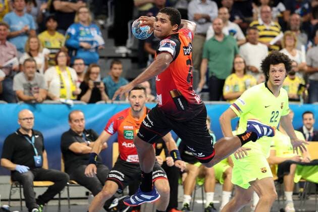 Mads Mensah Larsen (RNL, 22), Sprungwurf, beim Sprungwurf, Aktion, Action, Spielszene, Handball, Champions League, Rhein-Neckar Löwen - Barca Lassa,