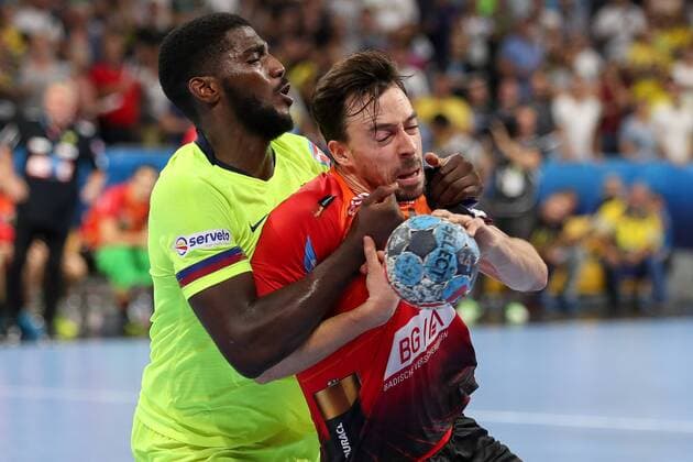 v.li.: Dika Mem (Barca, 24), Patrick Groetzki (RNL, 24), Zweikampf, Spielszene, Duell, duel, tackle, tackling, Dynamik, Action, Aktion, Handball, Champions League, Rhein-Neckar Löwen - Barca Lassa,