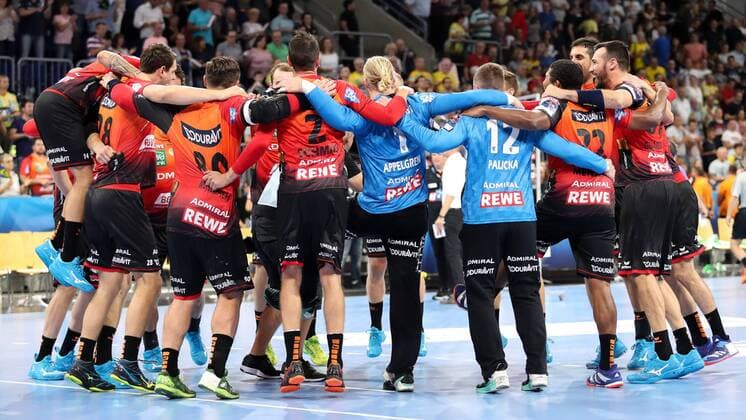 Spieler der Rhein-Neckar-Löwen, Jubel nach dem Schlusspfiff, Sieg, Sieger, Gewinner, jubelt, jubeln, Freude, optimistisch, Action, Aktion, Handball, Champions League, Rhein-Neckar Löwen - Barca Lassa,