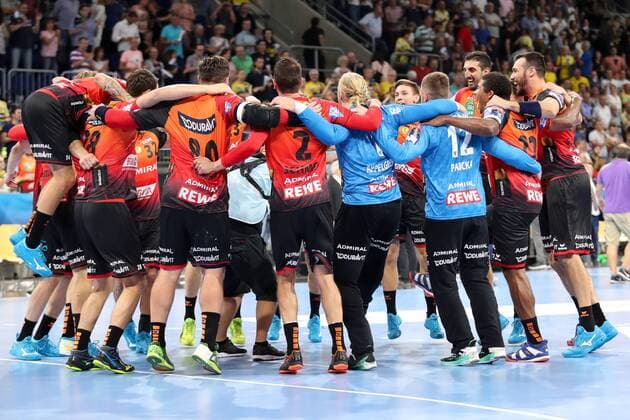 Spieler der Rhein-Neckar-Löwen, Jubel nach dem Schlusspfiff, Sieg, Sieger, Gewinner, jubelt, jubeln, Freude, optimistisch, Action, Aktion, Handball, Champions League, Rhein-Neckar Löwen - Barca Lassa,