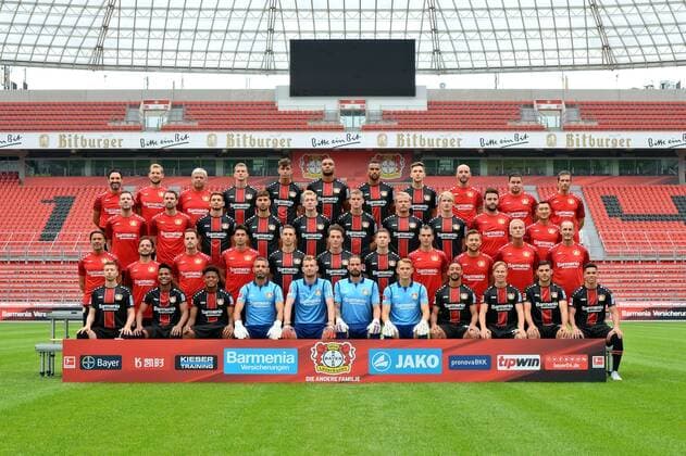 Fußball, GER, 1.BL, Porträttermin 2018 2019, Mannschaftsfoto, Bayer Leverkusen, Hi. Reihe v.li.: Dr. Burak Yildirim, Sven Elsinger, Stephan, Stephan Hartner, Lars Bender, Kai Havertz, Jonathan Tah, Isaac Kiese Thelin, Panagiotis Retsos, Christian Beckers, Martin Kowatzki, Markus Irmer. Dritte Reihe v.li.: Lennart Coerdt, Simon Lackmann, Lucas Alario, Aleksander Dragovic, Julian Brandt, Sven Bender, Joel Pohjanpalo, Tin Jedvaj, Manuel Schardt, Il-Han Yu Zweite Reihe v.li.: Hans-Peter Lehnhoff, Daniel Jouvin, Marcel Daum, Schariar Bigdeli, Dominik Kohr, Julian Baumgartlinger, Jakub Bednarczyk, David Thiel, Nico Schneck, Xaver Zembrod, Heiko Herrlich. Vordere Reihe v.li.: Brian the Lion, Mitchell Weiser, Wendell, Leon Bailey, Ramazan Özcan, Lukas Hradecky, Thorsten Kirschbaum, Tomasz Kucz, Karim Bellarabi, Sam Schreck, Kevin Volland, Paulinho.