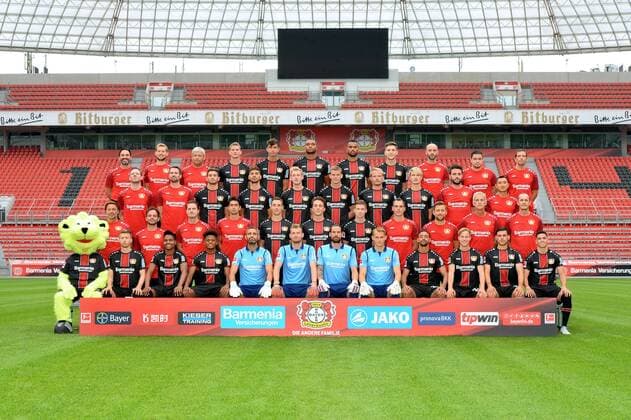 Fußball, GER, 1.BL, Porträttermin 2018 2019, Mannschaftsfoto, Bayer Leverkusen, Hi. Reihe v.li.: Dr. Burak Yildirim, Sven Elsinger, Stephan, Stephan Hartner, Lars Bender, Kai Havertz, Jonathan Tah, Isaac Kiese Thelin, Panagiotis Retsos, Christian Beckers, Martin Kowatzki, Markus Irmer. Dritte Reihe v.li.: Lennart Coerdt, Simon Lackmann, Lucas Alario, Aleksander Dragovic, Julian Brandt, Sven Bender, Joel Pohjanpalo, Tin Jedvaj, Manuel Schardt, Il-Han Yu Zweite Reihe v.li.: Hans-Peter Lehnhoff, Daniel Jouvin, Marcel Daum, Schariar Bigdeli, Dominik Kohr, Julian Baumgartlinger, Jakub Bednarczyk, David Thiel, Nico Schneck, Xaver Zembrod, Heiko Herrlich. Vordere Reihe v.li.: Brian the Lion, Mitchell Weiser, Wendell, Leon Bailey, Ramazan Özcan, Lukas Hradecky, Thorsten Kirschbaum, Tomasz Kucz, Karim Bellarabi, Sam Schreck, Kevin Volland, Paulinho.