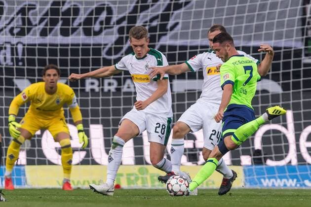 (L-R) goalkeeper Yann Sommer of Borussia Mönchengladbach, Matthias Ginter of Borussia Mönchengladbach, Tony Jantschke of Borussia Mönchengladbach, Mark-Alexander Uth of FC Schalke 04 DFL REGULATIONS PROHIBIT ANY USE OF PHOTOGRAPHS AS IMAGE SEQUENCES AND OR QUASI-VIDEO. during the Bundesliga match between Borussia Monchengladbach and FC Schalke 04 at the Borussia-Park, on September 15, 2018 in Monchengladbach, Germany Bundesliga 2018 2019 xVIxVIxImagesx xGerritxvanxKeulenxIVx 12144738