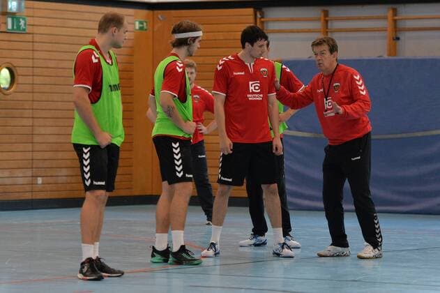 Handball, Herren, 1. Bundesliga, Saison 2018 19, Training Füchse Berlin, Paul Drux (Nr. 95, Füchse Berlin), Jacob Tandrup Holm (Nr. 6, Füchse Berlin), Kevin Struck (Nr. 7, Füchse Berlin), Cheftrainer Velimir Petkovic (Füchse Berlin), 18.09.18, Copyright: xMichaelxHundtx xMatthiasxKochx